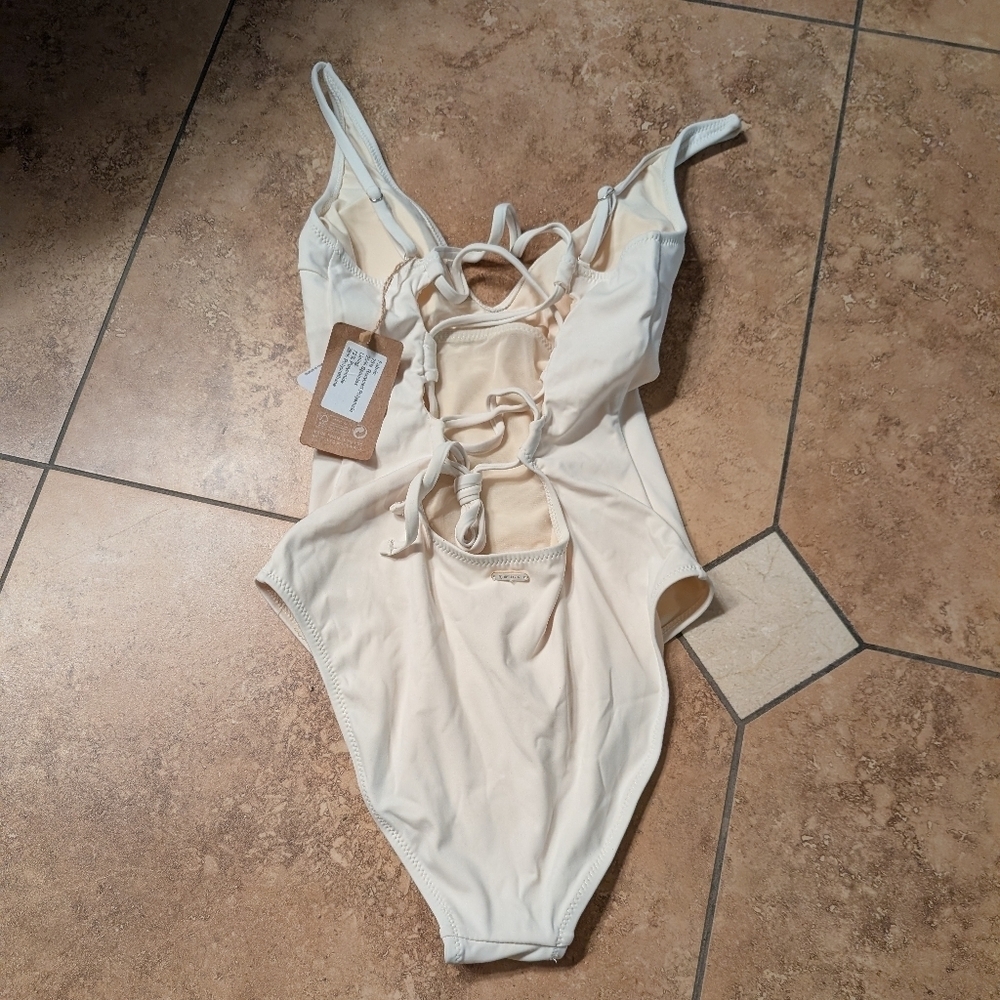 Berlook / NWT / Solid White One Piece Small - Picture 2 of 2